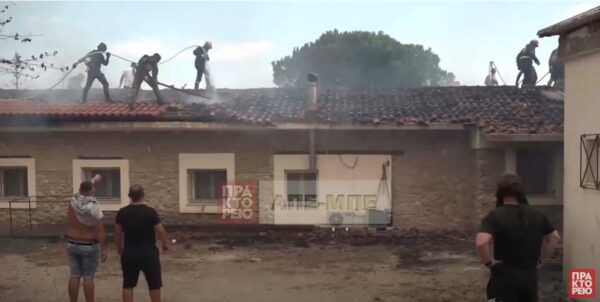 Πάρνηθα: Η φωτιά απειλεί το μοναστήρι της Αγίας Παρασκευής