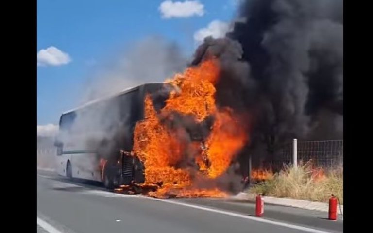 Λεωφορείο τυλίχθηκε στις φλόγες στην Ε.Ο. Θεσσαλονίκης Σερρών -Video