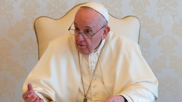 Ο πάπας Φραγκίσκος κάνει λόγο για έναν «τρομερό παγκόσμιο πόλεμο» στο περιβάλλον