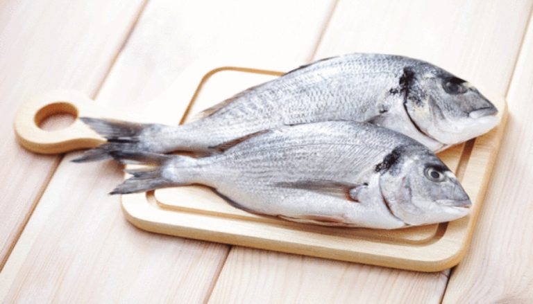 Καθάρισμα ψαριών: Τι πρέπει να χρησιμοποιήσετε για να μη μυρίζουν τα χέρια σας!