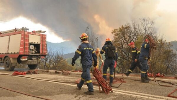 Συνεχείς αναζωπυρώσεις στην Αλεξανδρούπολη – Παραμένει το μέτωπο της φωτιάς