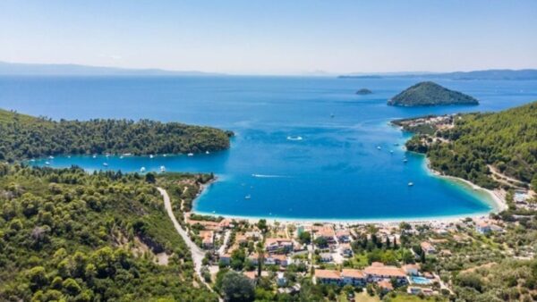 Σκόπελος, το νησί - πρότυπο κατά του υπερτουρισμού, σύμφωνα με τη Le Figaro