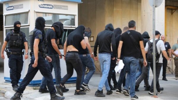 Νέα Φιλαδέλφεια: Βαριές κατηγορίες για 4 κακουργήματα στους 104 συλληφθέντες για τη δολοφονία του Μιχάλη