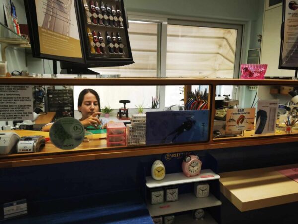 Η μοναδική γυναίκα στη Θεσσαλονίκη που δίνει …χρόνο ζωής σε χαλασμένα ρολόγια