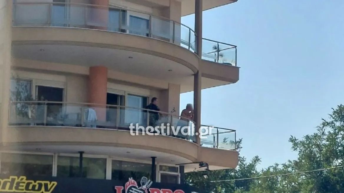 Συναγερμός στη Θεσσαλονίκη: Μεθυσμένος άνδρας βγήκε οπλισμένος στο μπαλκόνι (φωτο & video)