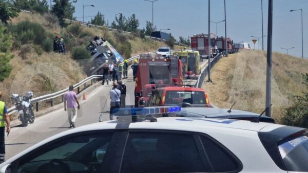 Θεσσαλονίκη: Αναποδογύρισε φορτηγό, απεγκλωβίστηκε ο οδηγός- Δείτε video & φωτο