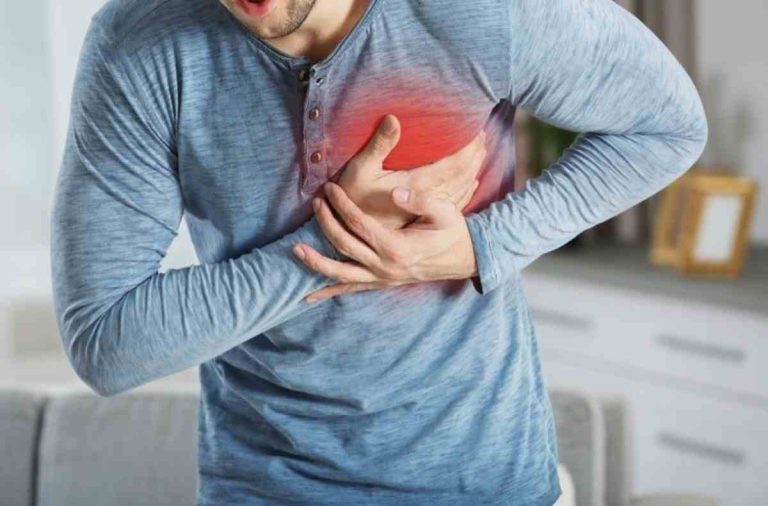Είναι καρδιακή προσβολή ή καούρα; Πώς θα καταλάβεις τη διαφορά