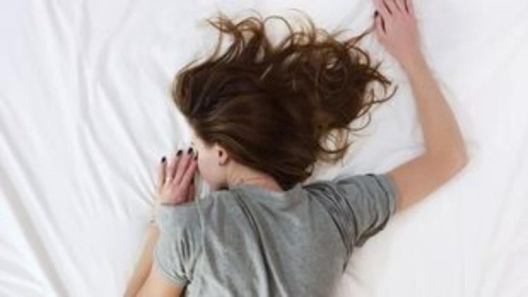 Τι θα συμβεί αν συνεχίσεις να κοιμάσαι με το κινητό δίπλα στο κεφάλι σου