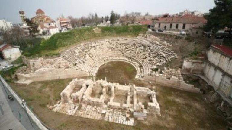 Το αρχαίο θέατρο της Λάρισας υποδέχθηκε το κοινό μετά από 22 και πλέον αιώνες