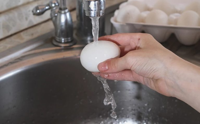 Πρέπει να πλένετε τα αυγά πριν τα μαγειρέψετε;