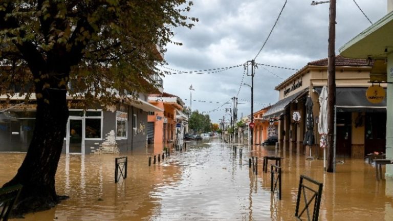 Βόλος: Συνεχίζονται τα έντονα πλημμυρικά φαινόμενα – Απροσπέλαστοι οι δρόμοι