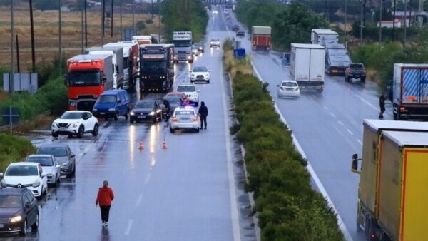Διακοπή κυκλοφορίας στην ε.ο Αθηνών-Θεσσαλονίκης στο ύψος της Λάρισας - Προσωρινή διακοπή και στο ρεύμα από Θεσσαλονίκη προς Αθήνα
