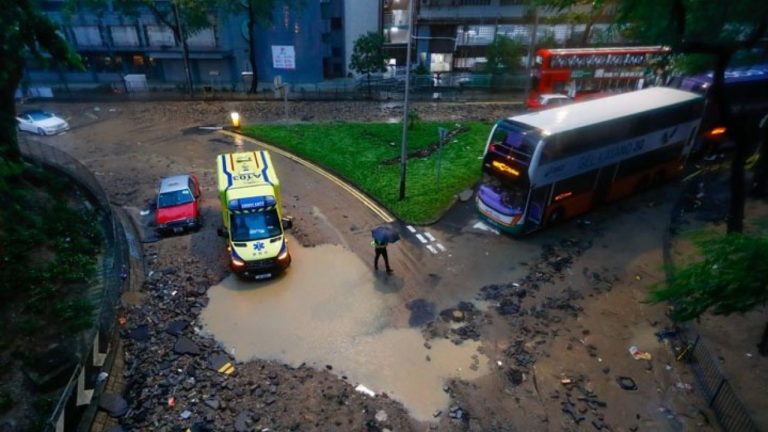 Το Χονγκ Κονγκ πλήττεται από τις χειρότερες βροχές των τελευταίων 140 ετών