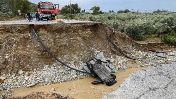 Μαίνεται η κακοκαιρία: Νεκρός 82χρονος στην Καρδίτσα- Εκκενώνουν χωριό στη Φθιώτιδα