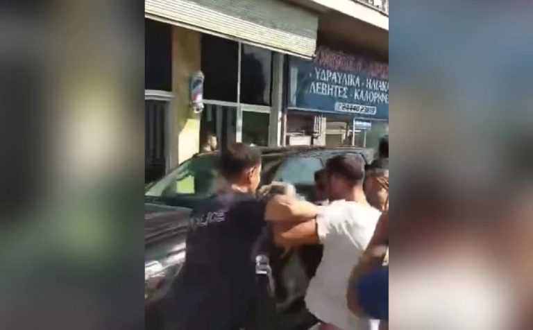 Καρδίτσα: Νέο βίντεο από την επίθεση στον Κ. Αγοραστό – Πολίτες χτυπάνε και κλωτσάνε το αυτοκίνητό του