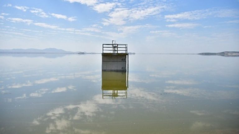 ΥΠΕΝ: Δεν διαπιστώνεται σημαντικό πρόβλημα ρύπανσης στα πλημμυρισμένα νερά της λίμνης Κάρλας