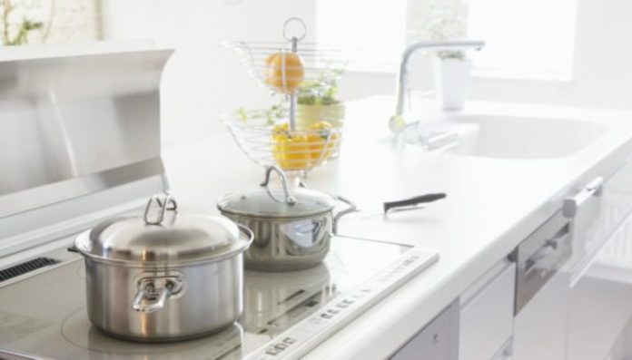 Πώς να καθαρίσετε τους πάγκους της κουζίνας να μοιάζουν ολοκαίνουριοι