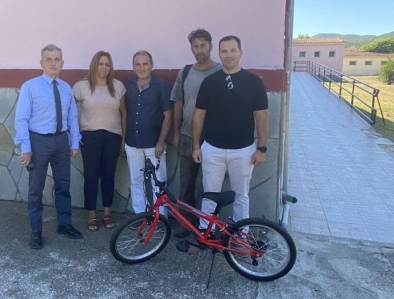 Σέρρες: Ένας τυχερός μαθητής γύρισε σπίτι του με νέο του ποδήλατο