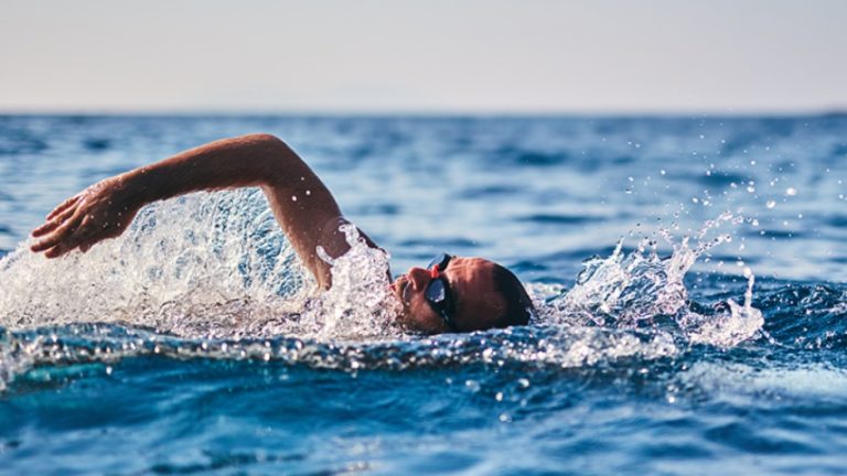 Βέλγος κολύμπησε 131χλμ χωρίς διακοπή στον Κορινθιακό καταρρίπτοντας το παγκόσμιο ρεκόρ κολύμβησης ανοιχτής θαλάσσης