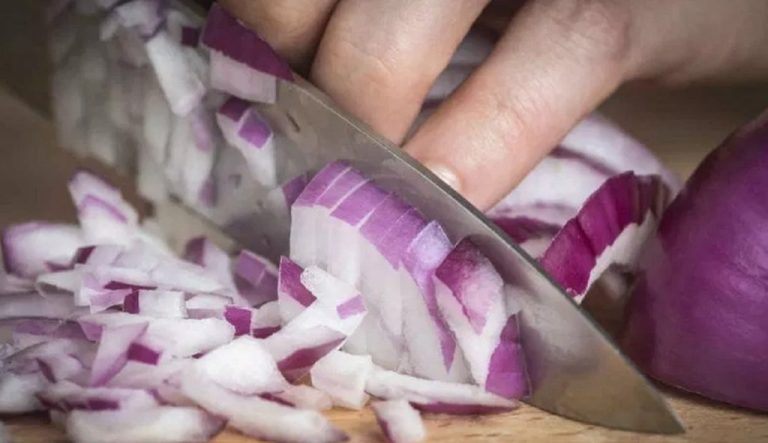 Πώς ξεμυρίζουν τα χέρια από κρεμμύδι και σκόρδο;