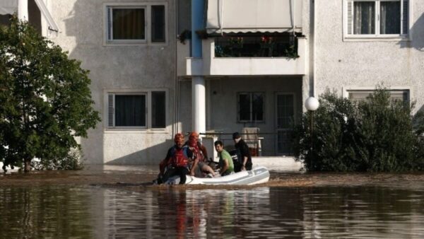 Λάρισα: Ενισχύονται τα φράγματα στις όχθες του Πηνειού