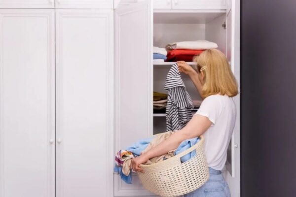 Το κόλπο για να αποτρέψετε την εμφάνιση μούχλας στην ντουλάπα