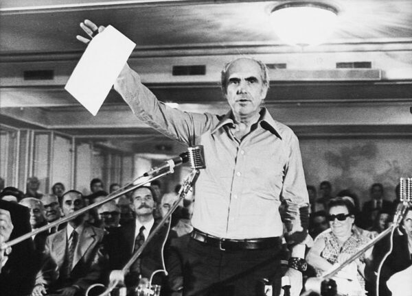 3η Σεπτέμβρη 1974: Η ημέρα που γεννήθηκε το ΠΑΣΟΚ