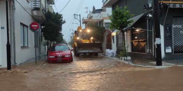 Τέσσερις συλλήψεις για πλιάτσικο σε πλημμυρισμένα σπίτια στον Βόλο- video