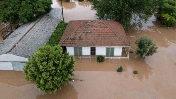 Σπίτι - σπίτι απεγκλωβισμοί και διασώσεις - 67 άτομα μεταφέρθηκαν σε ασφαλές σημείο