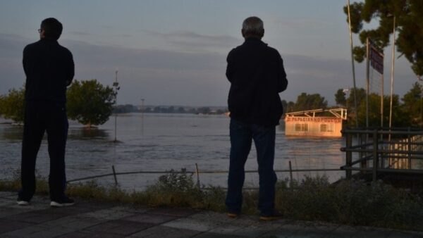 Συναγερμός στη Λάρισα - «Φουσκώνει» ο Πηνειός - Απεγκλωβίζονται κάτοικοι