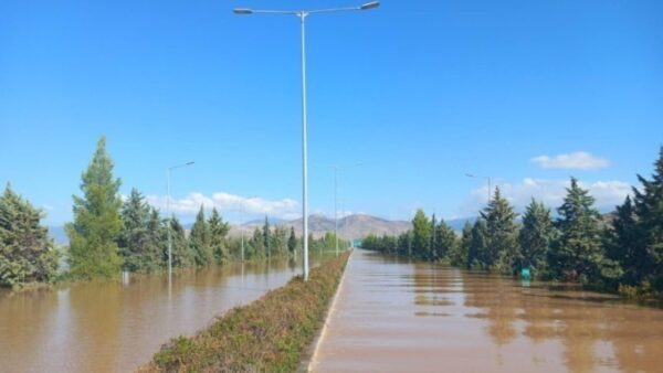 Πυροσβεστική: Καταβάλλονται μεγάλες προσπάθειες για να ανοίξει η Αθηνών-Θεσσαλονίκης
