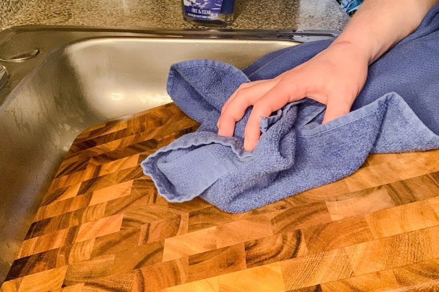 Πώς να καθαρίσετε και να φροντίσετε την ξύλινη σανίδα κοπής 