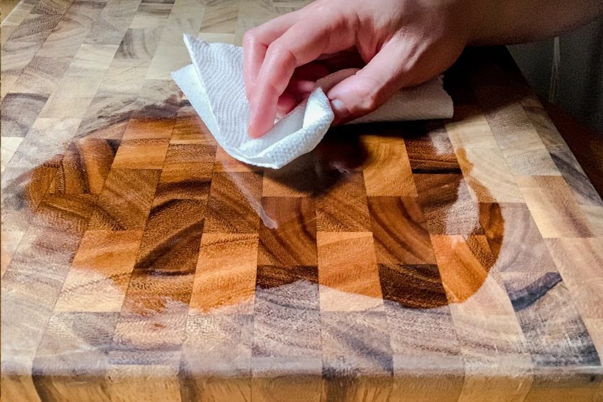 Πώς να καθαρίσετε και να φροντίσετε την ξύλινη σανίδα κοπής 