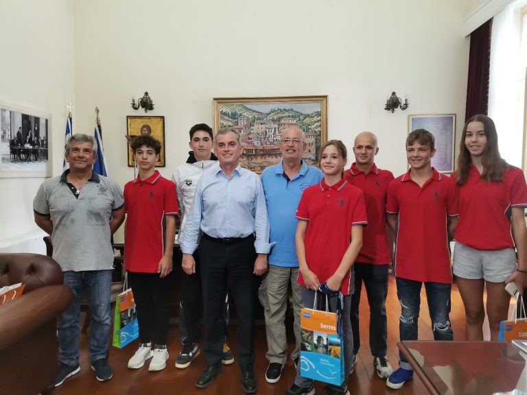 Αθλητές της ομάδας της τεχνικής κολύμβησης του Πανσερραϊκού υποδέχθηκε ο Αντιπεριφερειάρχης Σερρών Παναγιώτης Σπυρόπουλος