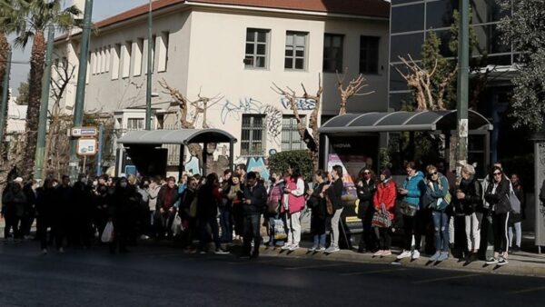 Αναβαθμίζονται σε «έξυπνες» 7.500 στάσεις λεωφορείων και τρόλεϊ