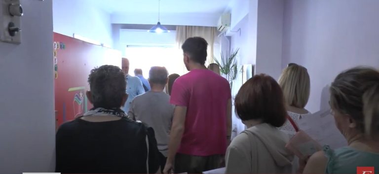 Ουρά για να ψηφίσουν στα εκλογικά κέντρα του ΣΥΡΙΖΑ Σερρών -Video