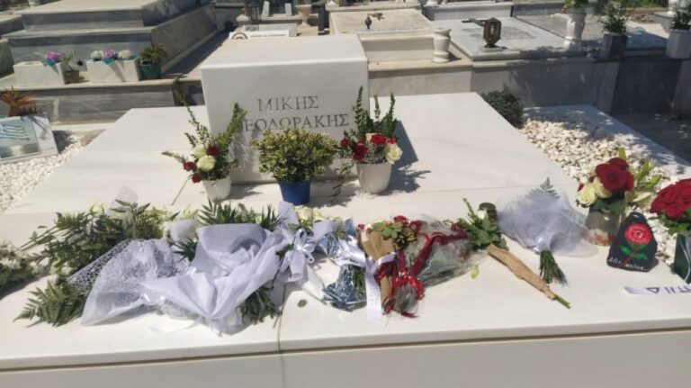Χανιά: Δύο χρόνια από το θάνατο του Μίκη Θεοδωράκη – Τιμήθηκε η μνήμη του στο Γαλατά