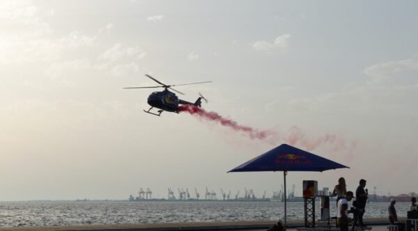 Θεσσαλονίκη: Ένας "Ταύρος" με έλικες ξεσήκωσε χιλιάδες θεατές στην παραλία