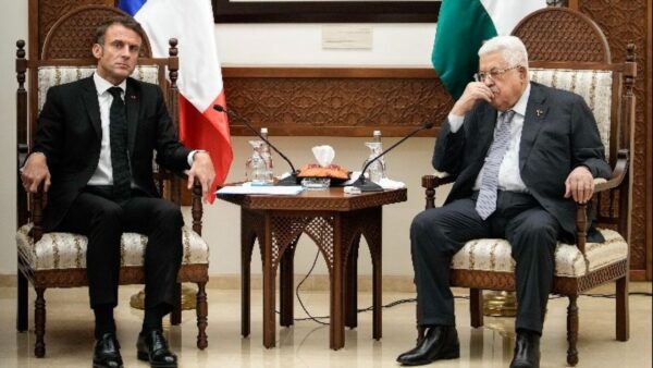 Αμπάς σε Μακρόν: Πρέπει να "σταματήσει η επίθεση" κατά της Γάζας