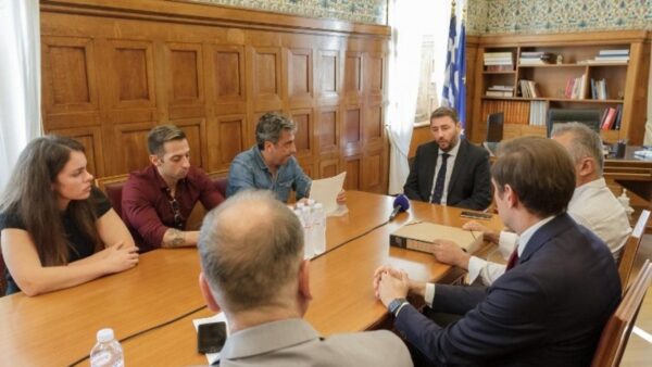 Ο Ν. Ανδρουλάκης συναντήθηκε με συγγενείς των θυμάτων της τραγωδίας στα Τέμπη