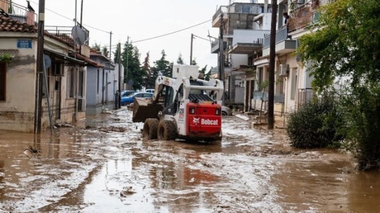 Δεκάδες συνεργεία του δήμου Βόλου δίνουν «μάχη» για να καθαρίσει η πόλη
