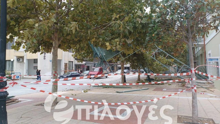 Ξηλώθηκε σκαλωσιά από τον ισχυρό αέρα στο Δημαρχείο της Ηράκλειας Σερρών- Video