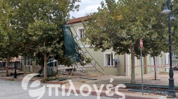 Ξηλώθηκε σκαλωσιά από τον ισχυρό αέρα στο Δημαρχείο της Ηράκλειας Σερρών- Video