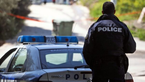 Συνελήφθη 35χρονη που άφησε τα παιδιά της κλειδωμένα στο αυτοκίνητο και πήγε σε μπαρ