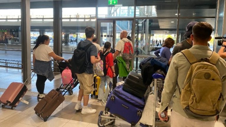 Μαρτυρίες Ελλήνων και Ισραηλινών που έφτασαν ανακουφισμένοι στο αεροδρόμιο «Μακεδονία»