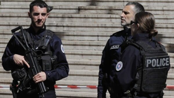 Νεαρός οπλισμένος με μαχαίρι, φωνάζοντας "Αλάχου Άκμπαρ", σκότωσε έναν καθηγητή σε σχολείο της Αράς και τραυμάτισε άλλους δύο