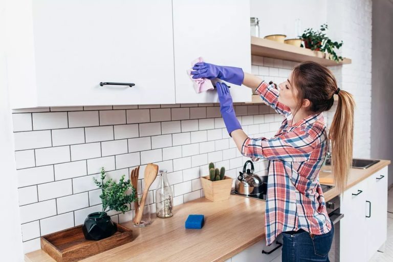Οργάνωση κουζίνας: Τα λάθη στην καθαριότητα των ντουλαπιών μας