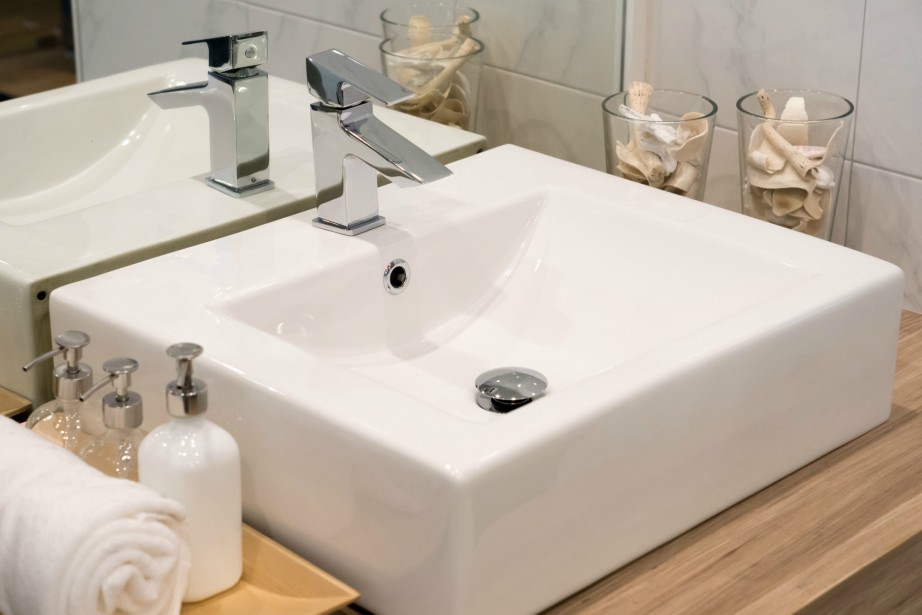 Πώς να καθαρίσετε αποτελεσματικά τα πιο βρώμικα σημεία στο μπάνιο σας