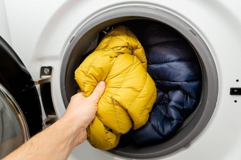 Πώς να πλύνετε ένα μπουφάν στο πλυντήριο