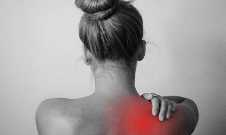 Πόνος στον ώμο: Πώς θα τον αντιμετωπίσεις οριστικά;